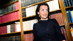 Advokat Anne Ramberg säger att det svårt att avgöra var gränsen för straffbarhet går i frågan om samtyckeslagen. Anne Ramberg klädd i svart vid en bokhylla.