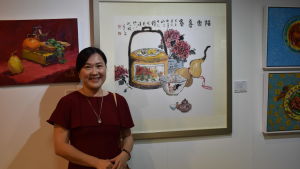 Shu Lin-bai satte sig in i handeln med vilddjur av en händelse. Före det hade hon ingen aning om hur stora skador handeln ger upphov till. En leende kvinna med mörkt hår i en röd klänning och ett silversmycke runt halsen och ett armband av träpärlor står fram framför tavlor med motiv av mat och tittar in i kameran.