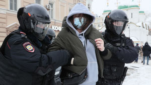 Många har gripits runtom i landet. En person blir gripen av polis i samband med demonstration i Moskva.