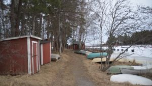 Hangöby hamn är pittoresk året om med sina bodar och båtar. Bodar och båtar