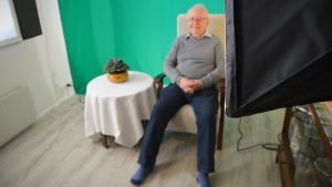 Studion i paret Smedberg hem är komplett med green screen, lampor och rekvisita. Allan Blom sitter i en fåtölj framför ett grönt tyg.