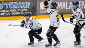 Lauri Pajuniemi, Oliver Bohm och Juuso Pärssinen firar ett mål i den första finalmatchen. Lauri Pajuniemi, Oliver Bohm och Juuso Pärssinen firar ett mål i den första finalmatchen.