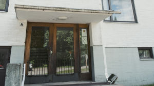En helt vanlig ingång till ett arbetarhus förnimmer om ingången till en biograf, eller varför inte Finlandiahuset i Helsingfors? Ingång till höghus.