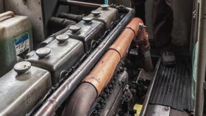 Dieselmotor, då du behöver råstyrka - eller? Dieselmotor inne i tågvagn. Bredvid den en man i arbetskläder.