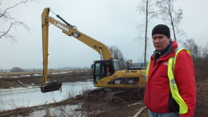 År 2015 inleddes muddringen av Lappfjärds å. Nu hade Niklas Brandt hoppats få göra samma vid Tjöck å. Vägbyggmästare Niklas Brandt, Kristinestad