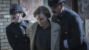 Maud (Carey Mulligan) blir arresterad av två poliser.