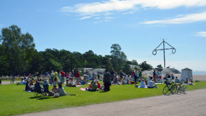 Hangöborna samlas gärna i parken vid Casino. Människor sitter och har picknick på en gräsmatta.
