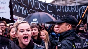 Demonstranterna har klätt sig i svart polska kvinnor demonstrerar mot ett totalt förbud mot abort