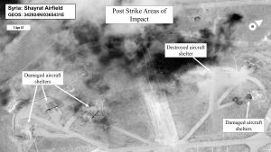 En amerikansk satellitbild av missilattacken mot den ökända flygbasen al-Shayrat nära Homs En amerikansk satellitbild av missilattacken mot den ökända flygbasen al-Shayrat nära Homs