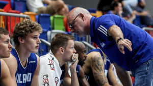 Lauri Markkanen får instruktioner av Henrik Dettman. Lauri Markkanen får instruktioner av sin tränare Henrik Dettman.