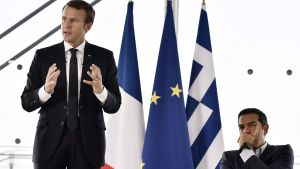 Frankrikes president Emmanuel Macron och Greklands premiärminister Alexis Tsipras diskuterar med företagsledare i Aten 8.9.2017.