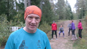 Evert Nilsson hör till nybörjarna. Han är med för tredje gången. Evert Nilsson sysslar med CrossNature i en skog i Pargas, i bakgrunden andra deltagare