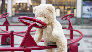 På barnskyddet i Vasa har man inte hittills märkt någon större ökning i antalet barnskyddsanmälningar. Men i många av de familjer man jobbar med har otryggheten ökat i och med coronakrisen. ensam nalle