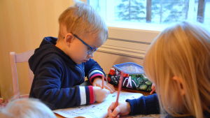 Albin tycker om att rita och pyssla. Han har en egen pysselhörna som är full av pärlor och ofärdiga små projekt. Albin Backman ritar.