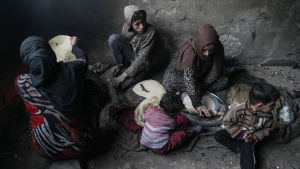 En familj som tvingats söka skydd i en övergiven skola i östra Ghouta bakade bröd den 23.12.2017. En familj som tvingats söka skydd i en övergiven skola i östra Ghouta bakade bröd den 23.12.2017.