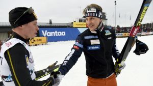 Anssi Pentsinen besegrade Matti Heikkinen i FM på 16,6 kilometer. Matti Heikkinen skakar hand med Anssi Penstinen.