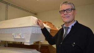 Jan-Ole Österroos har bedrivit begravningsbyrå i över trettio år. Han berättar att äldre generationer ofta sparat ihop till sin egen begravning. begravningsbyrå