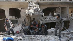 Ett sårat barn räddades ur en husruin i staden Hamouria, i östra Ghouta, på onsdagen 21.2. Huset ska ha utsatts för en flygräd av syriskt stridsflyg. Ett sårat barn räddades ur en husruin i staden Hamouria, i östra Ghouta, på onsdagen 21.2. Huset ska ha utsatts för en flygräd av syriskt stridsflyg.