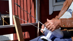 Paavo har många projekt på gång: han fixar upp elektronik, bygger fågelholkar och skriver dikter. En radioantenn i famnen på en som fixar på den.