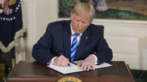 Donald Trump drog USA ur kärnkraftsavtalet med Iran, trots att Iran hade följt avtalet till punkt och pricka. Trump skriver under dokument gällande att dra sig ur Iranavtalet.