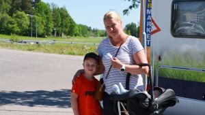 Katarina Högberg. Katarina Hlögberg med sina barn vid fästingbussen i Söderkulla 30.05.18