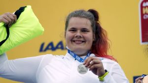 Helena Leveelahti blev Finlands enda medaljör i VM. Helena Leveelahti visar upp sin silvermedalj.