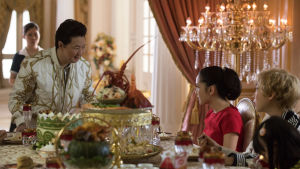 Stjärnglans. Kim Jeung och Awkwafina gör Constance Wu sällskap vid bordet. Rachel på storslagen middag hos sin väninnas familj.