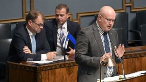 Arbetsminister Jari Lindström (Blå) i riksdagen den 16.10.2018 då regeringens meddelande om sysselsättningspolitiken och sänkt anställningströskel i små företag behandlades. Arbetsminister Jari Lindström (Blå) i riksdagen den 16.10.2018 då regeringens meddelande om sysselsättningspolitiken och sänkt anställningströskel i små företag behandlades.