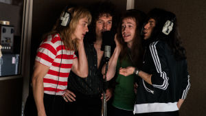 Låten Bohemian Rhapsody sjungs fram i studion. Då allt ännu är bra. Queen-killarna sjunger bakgrunden till jättehiten Bohemian Rhapsody.