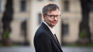 Professor Heikki Hiilamo. Heikki Hiilamo på gården utanför Helsingfors universitet