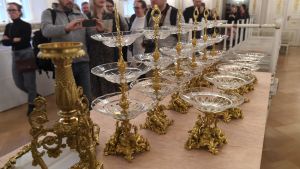 Gyllene kakfat har plockats fram i Presidentslottet. Kakfat i glas och guld har plockats fram inför slottsbalen.