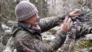 Niclas Fritzén plockar fram utrustningen han behöver för att jaga insekter och spindlar. Niclas Fritzén plockar fram utrustningen han beöver för att jaga insekter och spindlar.