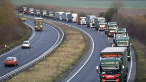 Transportbranschen testade på måndagen hur trafiken kunde bli om det blir en s.k. hård brexit med noggranna gränskontroller. Åkerierna befarar att köerna till Dovers hamn kan bli upp till 50 kilometer långa. Långtradarköer på vägen till hamnen i Dover.