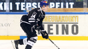 Kakko har gjort 29 poäng den här säsongen. Kaapo Kakko med pucken.