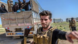 Kurdiska SDF-soldater transporterade misstänkta IS-krigare från den sista IS-enklaven i Baghouz i Deir ez-Zur onsdagen den 20 februari. Kurdiska SDF-soldater transporterade misstänkta IS-krigare från den sista IS-enklaven i Baghouz i Deir ez-Zur onsdagen den 20 februari.