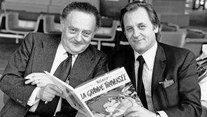 Asterix seikkailee -sarjakuvaa käsikirjoitti alunperin René Goscinny ja kuvitti Albert Uderzo René Goscinny ja Albert Uderzo pitelevät Asterix-sarjakuvakirjaa