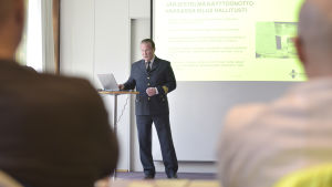 Kari Pastuhov, chef för Vasa nödcentral. Kari Pastuhov från Vasa nödcentral talar på presskonferens om nya datasystemet Erica.