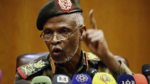 Generallöjtnant Omar Zain al-Abideen höll en presskonferens å militärrådets vägnar i Khartoum på fredagen. Generallöjtnant Omar Zain al-Abdin höll en presskonferens å militärrådets vägnar i Khartoum på fredagen.