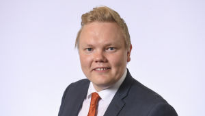 Antti Kurvinen (C) vågar lova att finländarna kommer att bli positivt överraskade av regeringen. Kansanedustaja Antti Kurvinen, Suomen Keskusta.