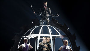 Hockeyfrilla möter bondagemask, growling möter synthpop i Islands bidrag i ESC 2019. Här står islands bidrag hatari på scen där de satsar på BDSM-klädsel med läderdräkter.