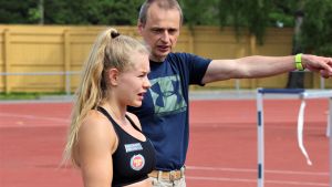 Björn "Nalle" Andersson instruerar Saga Andersson på träningar i Helsingfors i maj 2019.