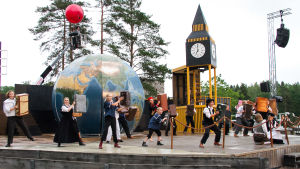Raseborgs sommarteater visar i år Jorden runt på 80 dagar. teatergrupp som dansar på scen.