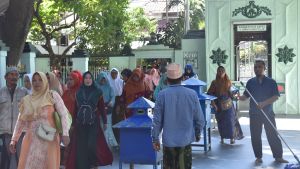 Ändlösa mängder pilgrimer vallfärdar till en gravgård där en av männen som hämtade islam till Indonesien är jordfäst. Graven anses vara helig. Pilgrimer vallfärdar till helig mans grav.