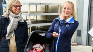 Stella med mamma Heidi och dottern Valencia år 2015. Stella Hagelstam 2015.