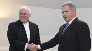 Zarif träffade även president Niinistö. Irans utrikesminister Mohammad Javad Zarif skakar hand med Finlands president Sauli Niinistö under ett besök i Finland den 19 augusti 2019.