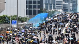 Vattenkanoner har för första gången varit i bruk i Hongkong. Många Hongkongbor tycker att det är chockerande. Vattenkanoner skjuts över demonstranter.