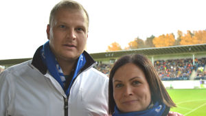 Johan och Lotta Liljeström är trogna Inter-fans. Två fotbollssupportrar, Johan och Lotta Liljeström, han med vit jacka och blå halsduk, hon med röd jacka och blå halsduk.