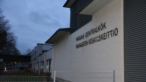 I båda alternativen skulle Centralköket och den svenska gymnasiebyggnaden bevaras. Pargas Centralkök, en envåningsbyggnad i ljust tegel.