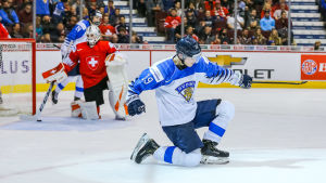 Rasmus Kupari jublar över sitt mål i JVM-semifinalen mot Schweiz för ett år sedan. Nu är han på nytt första center och den här gången Finlands största anfallsstjärna. Rasmus Kupari jublar över sitt mål i JVM-semifinalen mot Schweiz för ett år sedan.