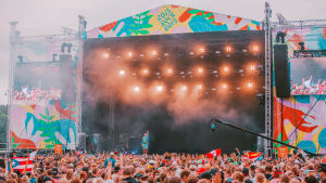 Arkivbild. Ruisrock utgår från att det ska gå att ordna festivalen i sommar. En stor publik framför en scen på Ruisrock 2019. artisten som uppträder är Bad Bunny.